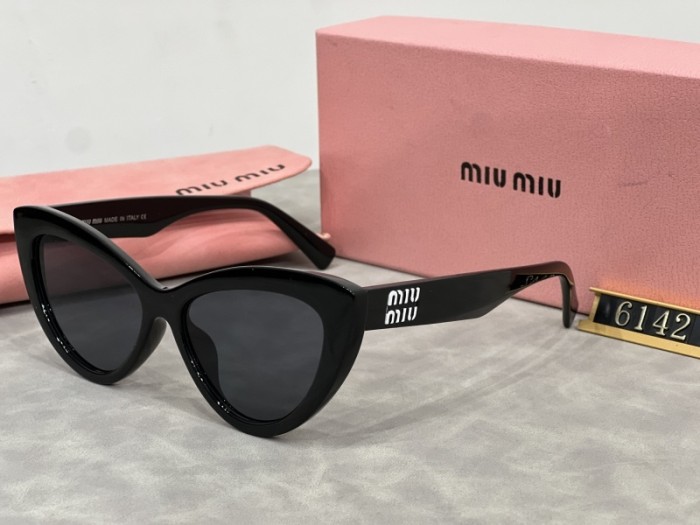 Blue light blocking sunglasses with the box and case ,G25-2063-2067