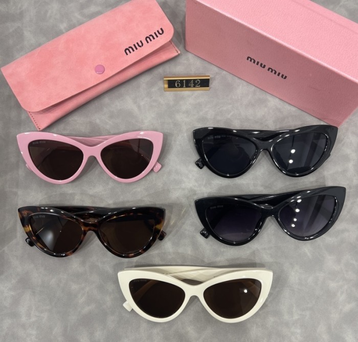 Blue light blocking sunglasses with the box and case ,G25-2063-2067