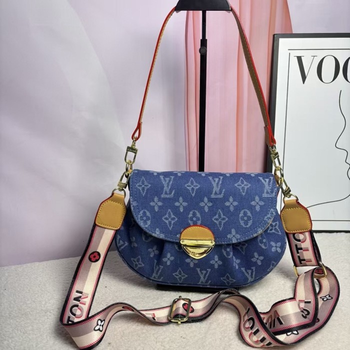 PU leather bag ,AA quality, size 26x17.5x7cm,no box,  B30-210-213
