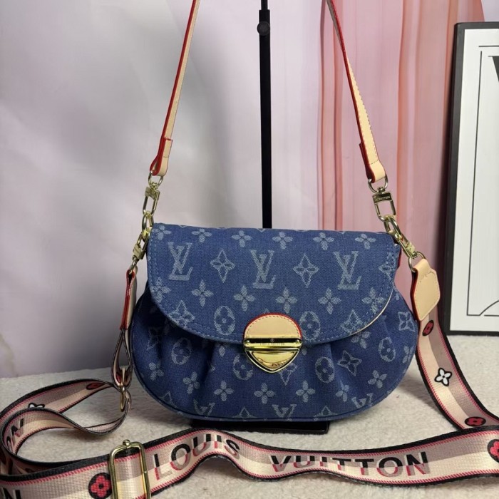 PU leather bag ,AA quality, size 26x17.5x7cm,no box,  B30-210-213