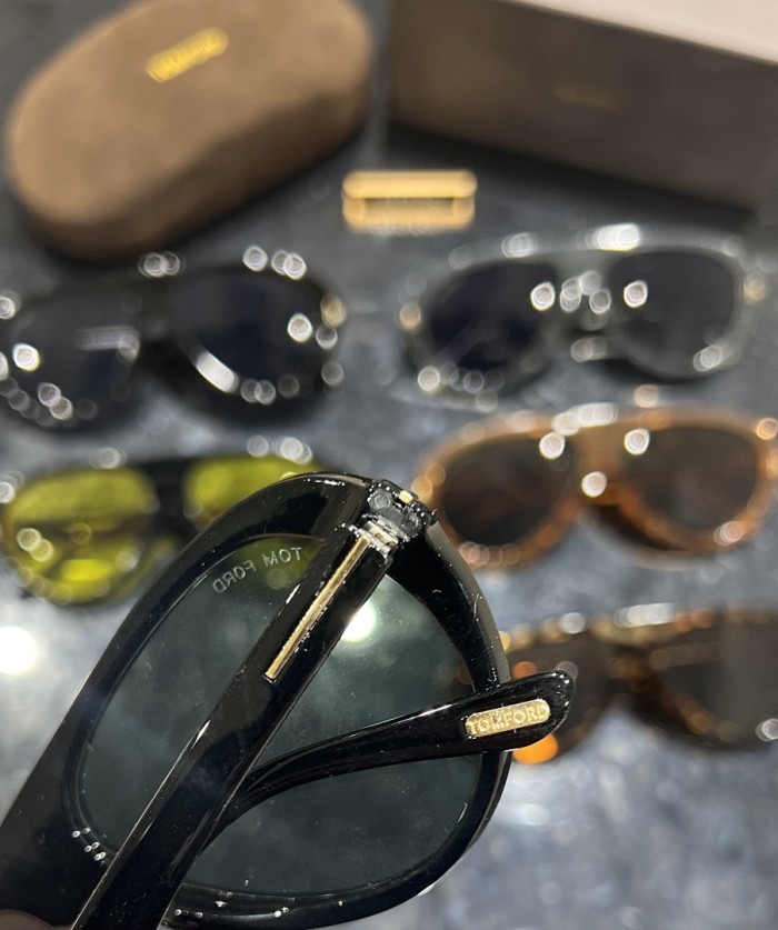 Blue light blocking sunglasses with the box and case ,G25-2068-2073