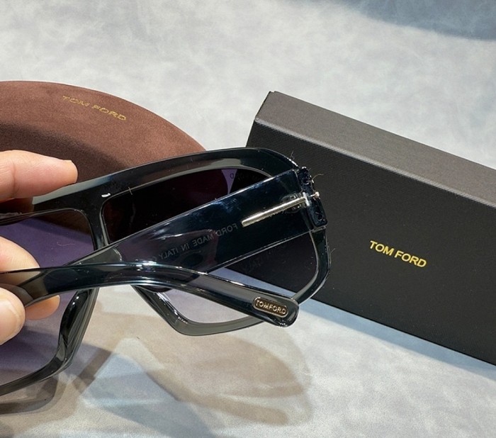 Blue light blocking sunglasses with the box and case ,G25-2090-2099