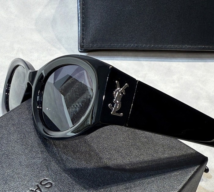 Blue light blocking sunglasses with the box and case ,G25-2915-2920