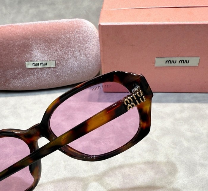 Blue light blocking sunglasses with the box and case ,G25-3052-3059