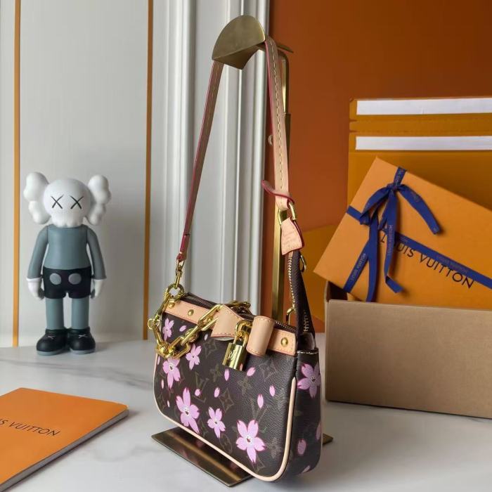 Leather bag ,5A ,size 22x13x4cm,with box,  B80-210