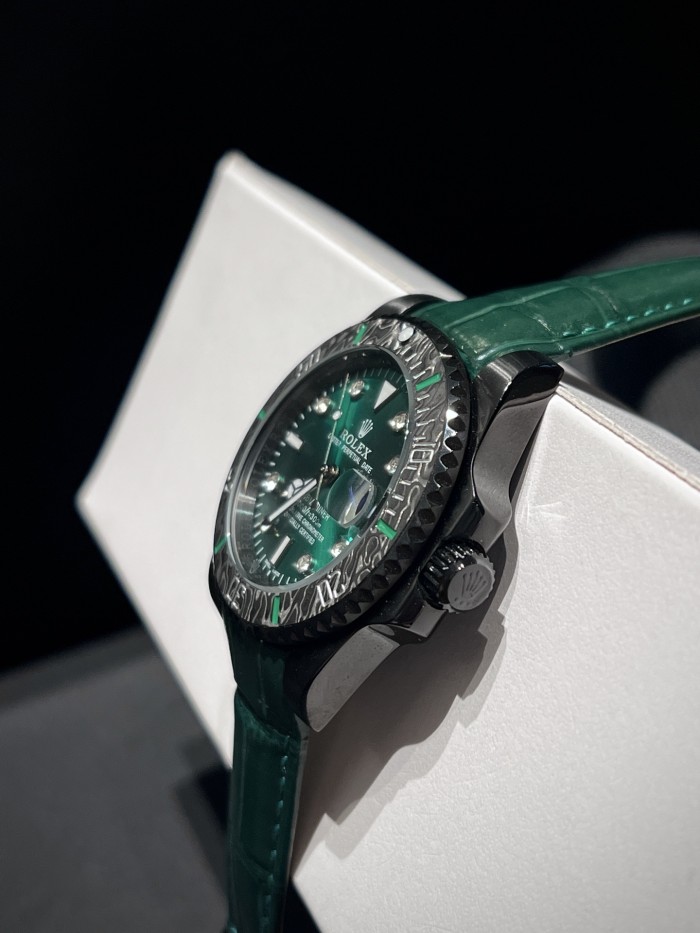 8215 Fully automatic imported mechanical movement watch,904L stainless steel，Mineral scratch-resistant mirror glass，with box, size 40mm，WT220-21-25