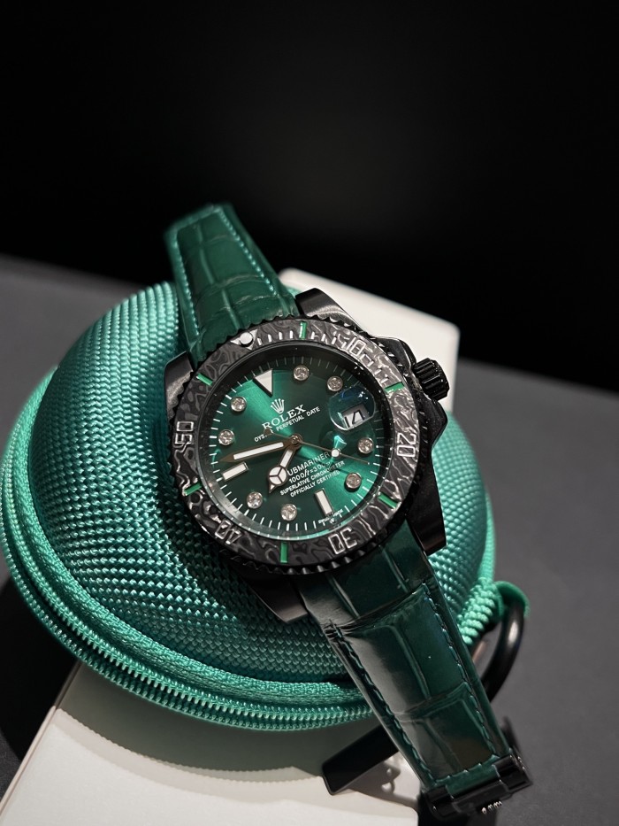 8215 Fully automatic imported mechanical movement watch,904L stainless steel，Mineral scratch-resistant mirror glass，with box, size 40mm，WT220-21-25