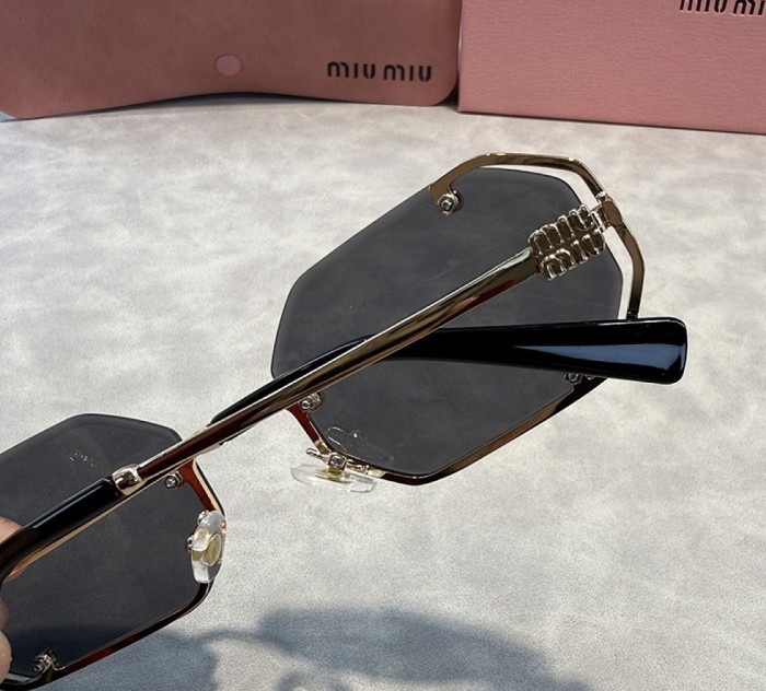 Blue light blocking sunglasses with the box and case ,G25-22219-2224