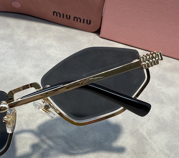 Blue light blocking sunglasses with the box and case ,G25-2225-2231