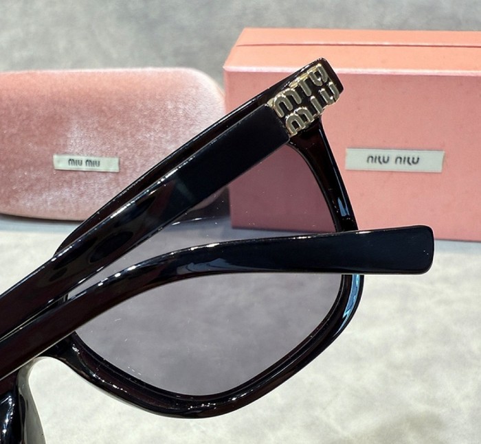 Blue light blocking sunglasses with the box and case ,G25-2199-2206