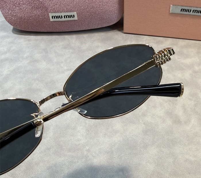 Blue light blocking sunglasses with the box and case ,G25-3180-3186