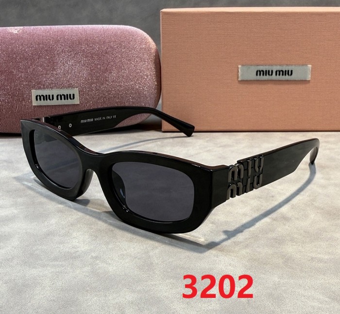Blue light blocking sunglasses with the box and case ,G25-3199-3206