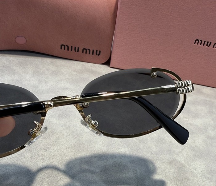 Blue light blocking sunglasses with the box and case ,G25-2250-2255