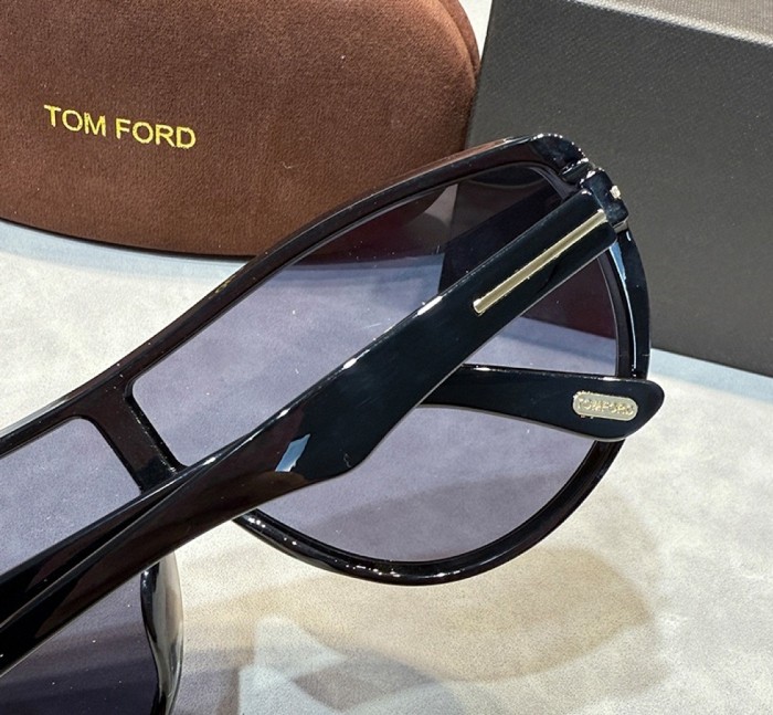 Blue light blocking sunglasses with the box and case ,G25-3444-3451
