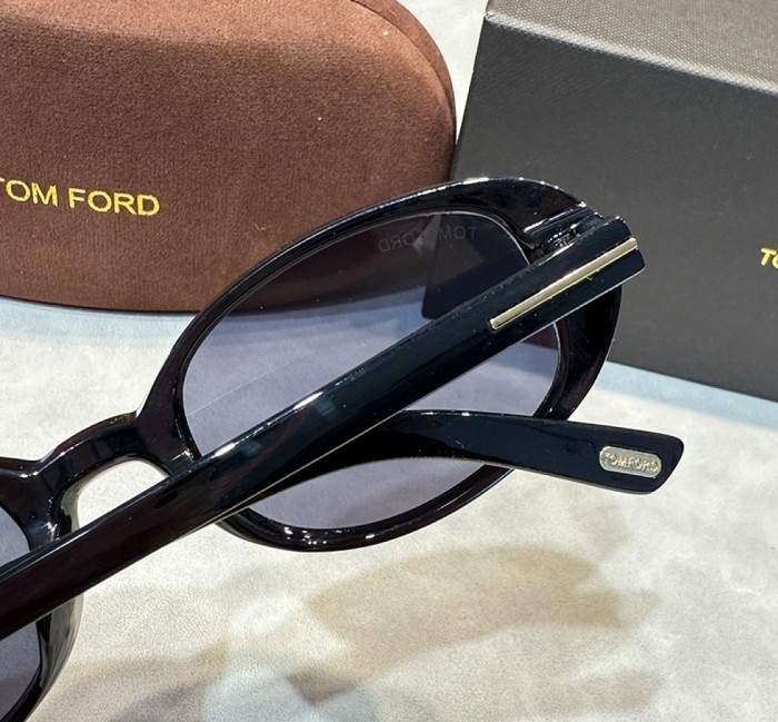 Blue light blocking sunglasses with the box and case ,G25-3470-3478