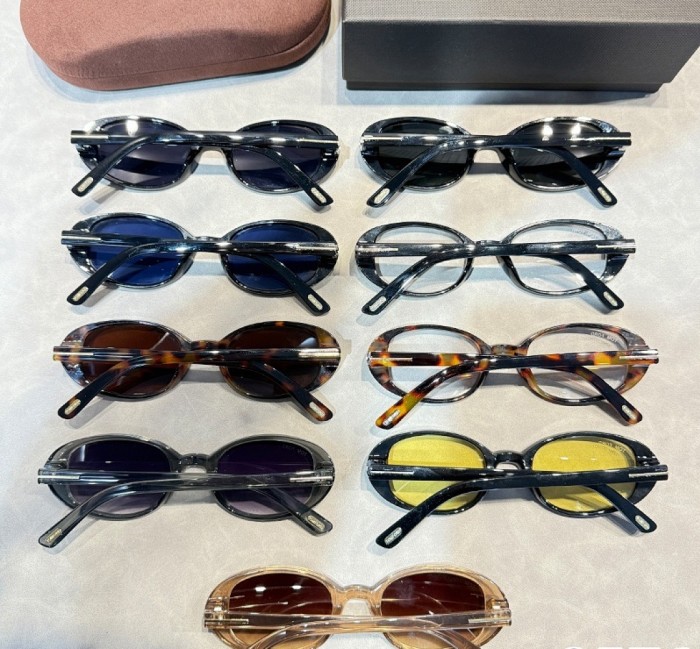 Blue light blocking sunglasses with the box and case ,G25-3470-3478
