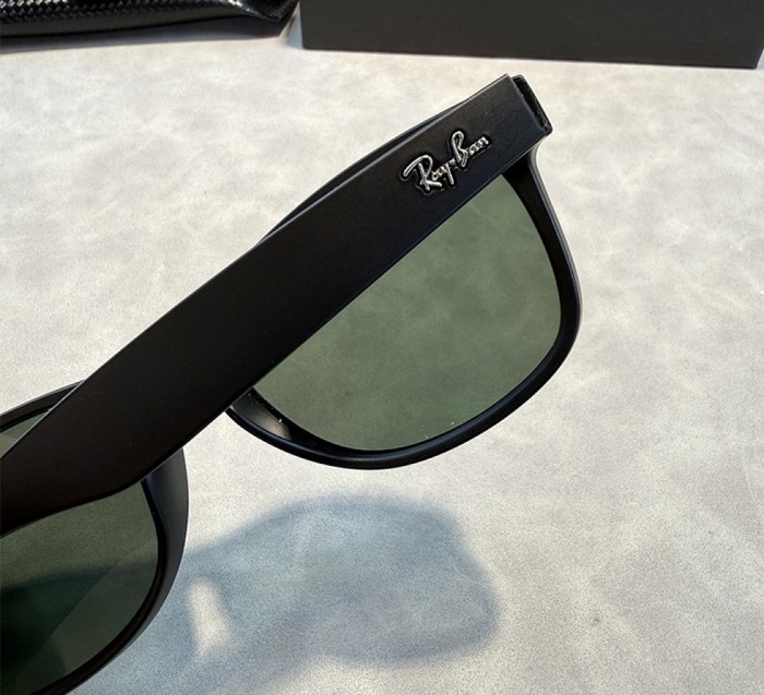 Blue light blocking sunglasses with the box and case ,G25-3300-3306