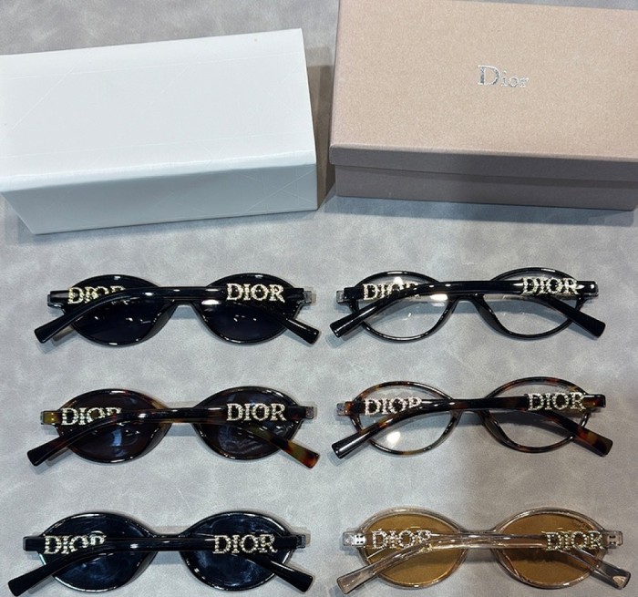 Blue light blocking sunglasses with the box and case ,G25-3556-3561