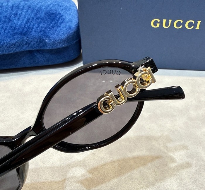 Blue light blocking sunglasses with the box and case ,G25-3504-3511