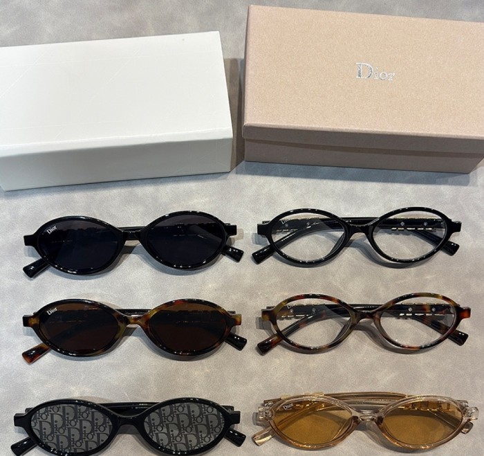 Blue light blocking sunglasses with the box and case ,G25-3556-3561