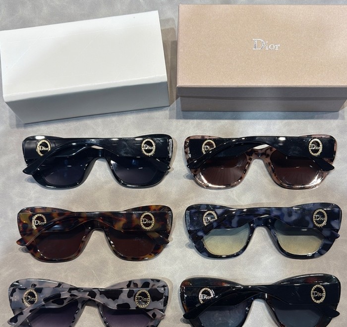 Blue light blocking sunglasses with the box and case ,G25-3550-3555