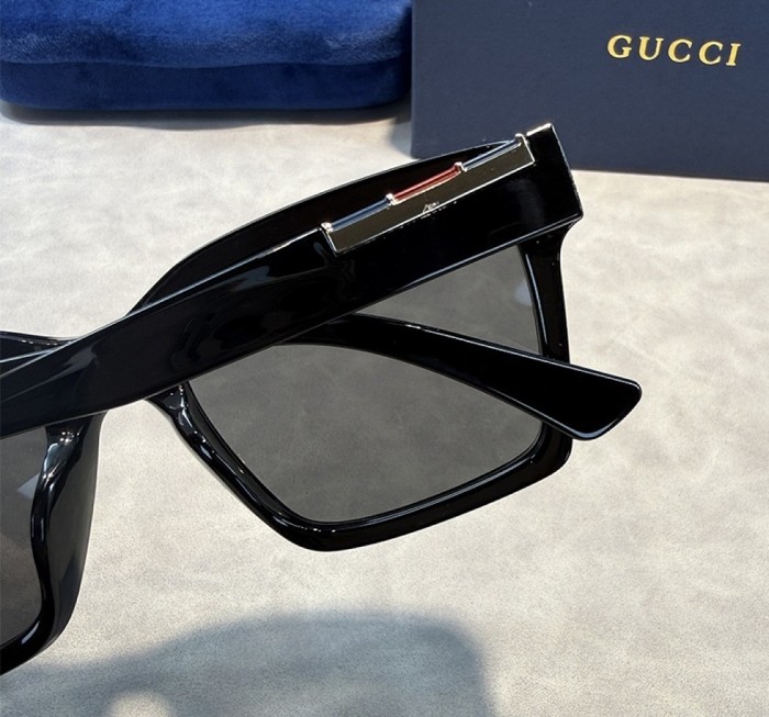 Blue light blocking sunglasses with the box and case ,G25-3702-3707