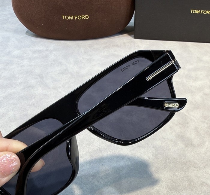 Blue light blocking sunglasses with the box and case ,G25-3785-3794