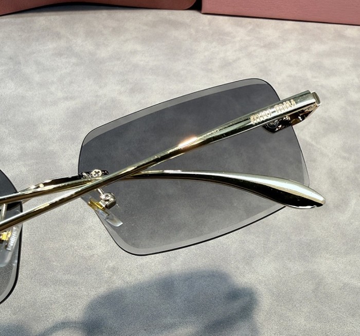 Blue light blocking sunglasses with the box and case ,G25-3779-3784