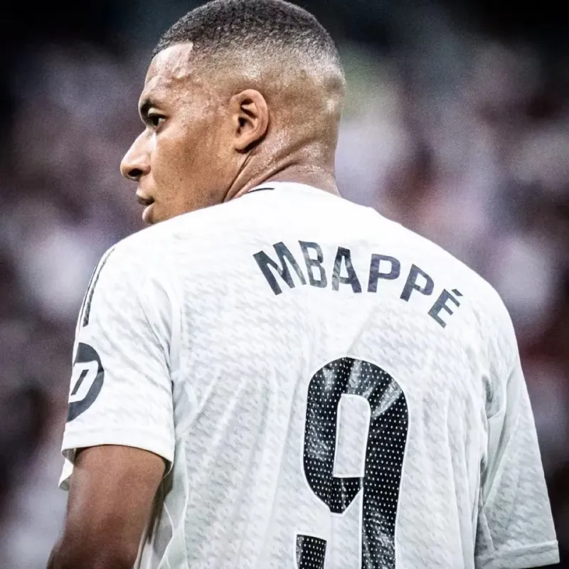 Real Madrid Local Versión Aficionado 2024/25 (Blanca) 8