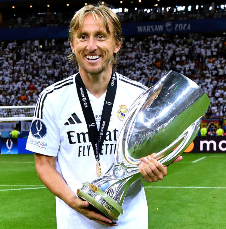 Real Madrid Local Versión Aficionado 2024/25 (Blanca) 3