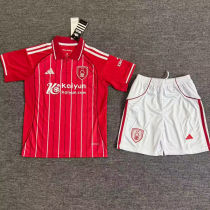 2025/26 Nottingham Forest Home Red Kids Soccer Jersey 胸前带广告