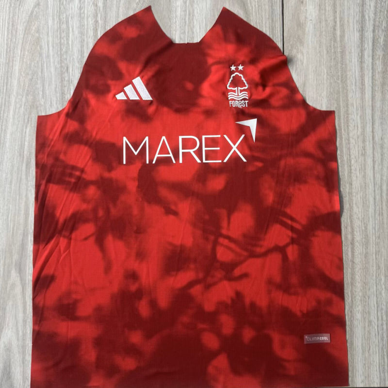 Nottingham Forest Local Versión Aficionado 2026/27 (Roja) 2